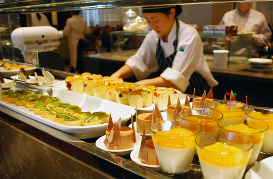 GHyattpastrychef540p High Tea at the Grand Hyatt Hotel Melbourne